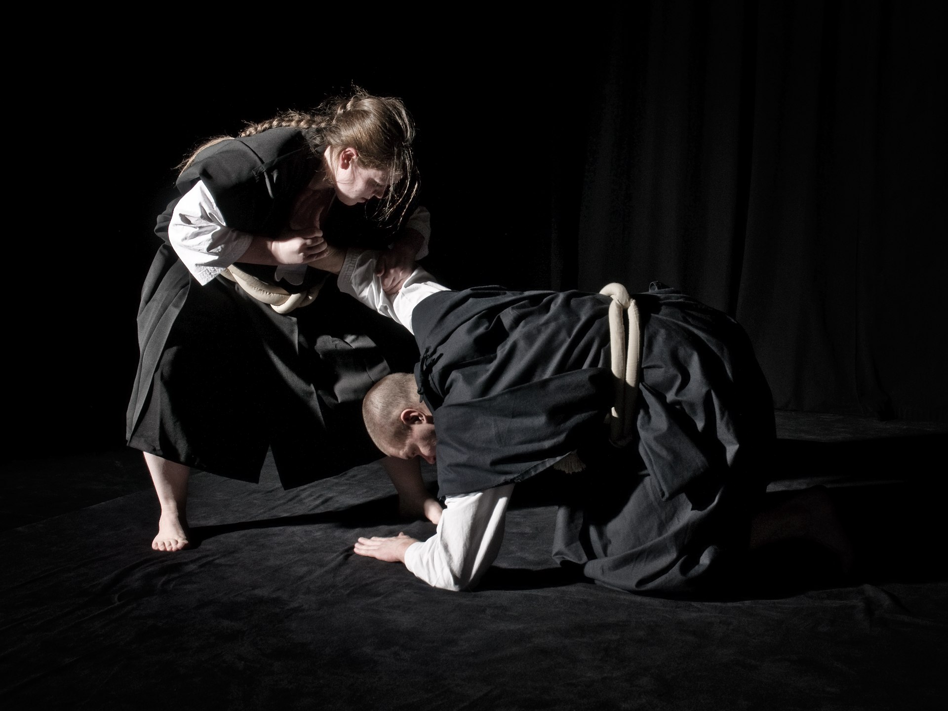 Två Shorinji Kempo-utövare demonstrerar en självförsvarsteknik